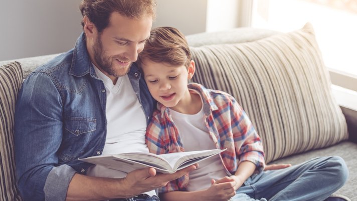 Padre e hijo mejorando su memoria a través de la lectura