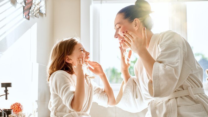 mamma e figlia con pelle sana