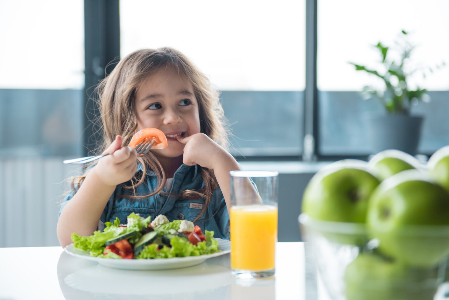 bambino in salute mangia verdure